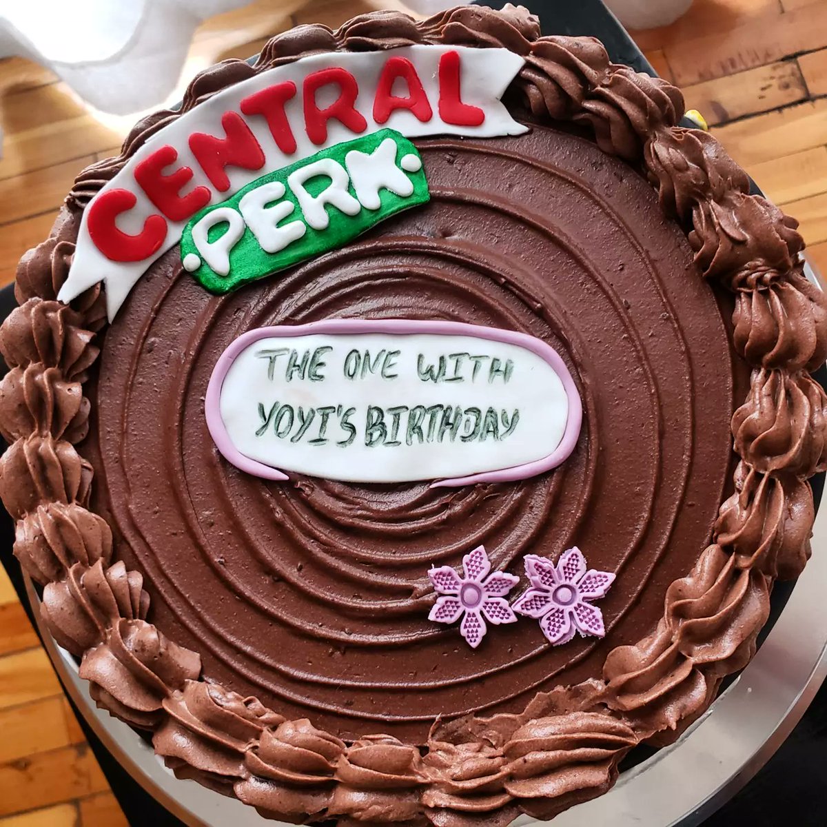 hemens_sweets's tweet photo. *Eating cheesecake off the hallway floor*
Rachel: There's a piece that doesn't have floor on it.
Chandler: Stick to your side.
Rachel: Come on, now.
Joey: *pulls a fork out of his pocket* All right, what are we having?
IYKYK #friends https://t.co/TIVUYefllD