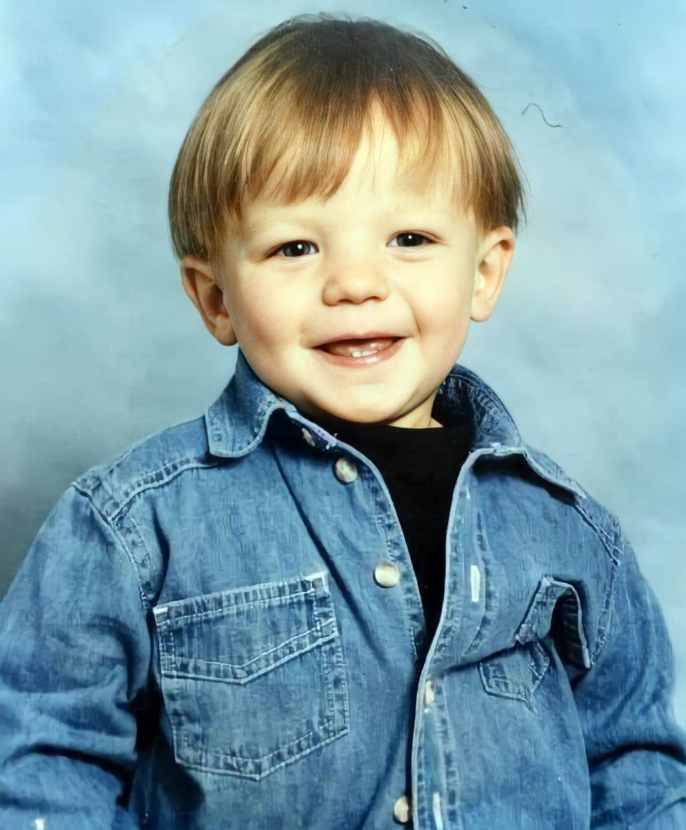 ZullyAvalos1's tweet photo. Happy bday Lou, qué sería de mi vida si no te hubiese conocido. me salvaste y ahora soy una mejor persona desde que estás a mi lado. Iluminas todo a tu alrededor y haces que todo parezca magia, Te amo tanto❤‍🩹
#HappyBirthdayLouisTomlinson 
#lightsforlouis https://t.co/qkKntkr9Wd