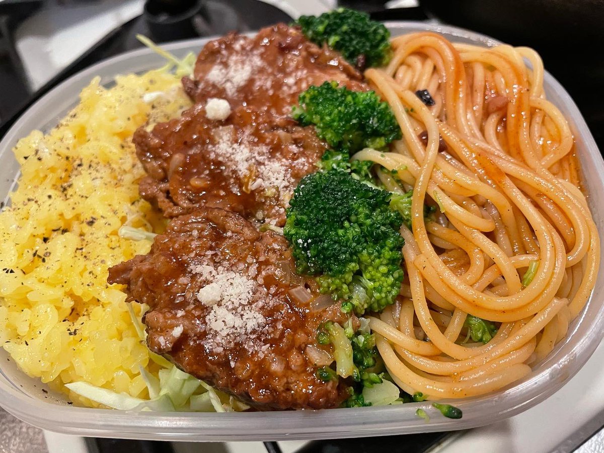 ha87prv's tweet photo. #ターメリックライス
#煮込みハンバーグ
#パスタ
#ブロッコリー
#お弁当

メリクリ🎅🏻🎄☃️🎁

#料理 #私料理 #手料理 #自炊 #弁当 #料理記録 #ごはん記録 #お弁当記録 #オリジナルレシピ #レシピ記録 #ごはん #お昼ごはん #ランチ #ランチボックス #簡単料理 #時短料理 #料理好きな人と繋がりたい https://t.co/oXmA3n9gZU
