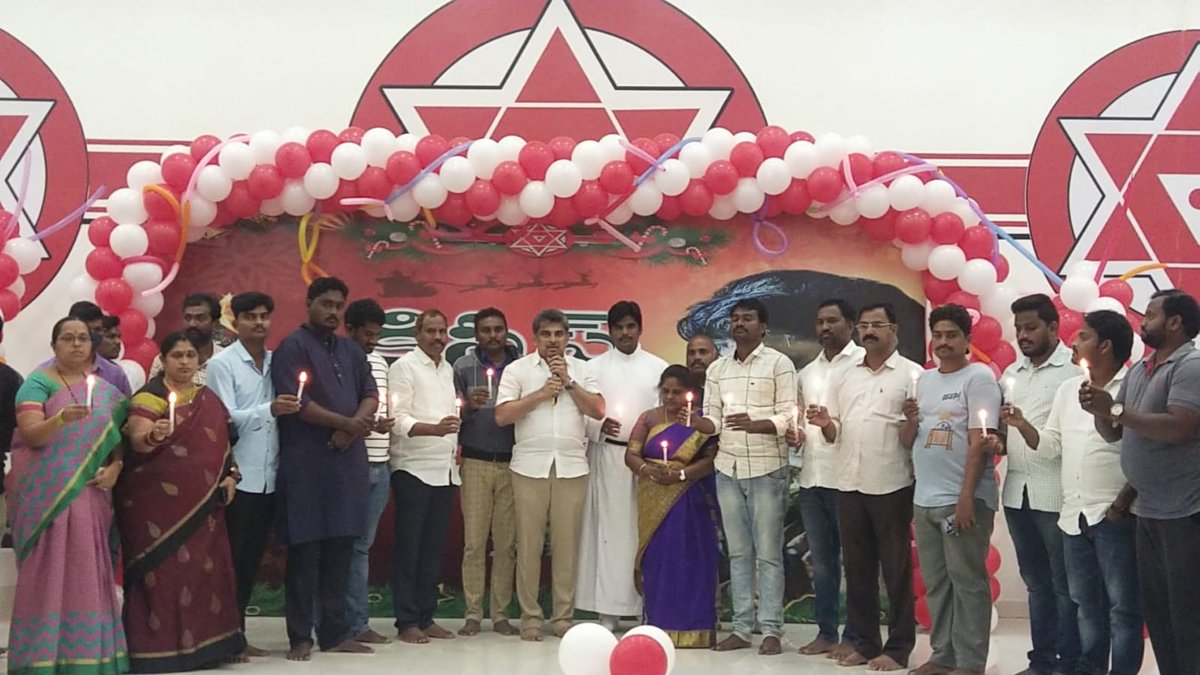 JanaSenaParty's tweet photo. మంగళగిరిలో సెమీక్రిస్మస్ వేడుకల్ని ఘనంగా నిర్వహించారు. పాస్టర్ సత్యప్రకాష్ ప్రార్థనలు చేసి ఆశీర్వాదాలు ఇచ్చారు. శ్రీ బేతపూడి విజయశేఖర్ అధ్యక్షతన శ్రీ పెదపూడి విజయ్ కుమార్, శ్రీ గాదె వెంకటేశ్వరరావు, శ్రీ చిల్లపల్లి శ్రీనివాస్, డా.పాకనాటి గౌతమ్,అమ్మిశెట్టి వాసు, సయ్యద్ పాల్గొన్నారు https://t.co/qkMei1Vlkm