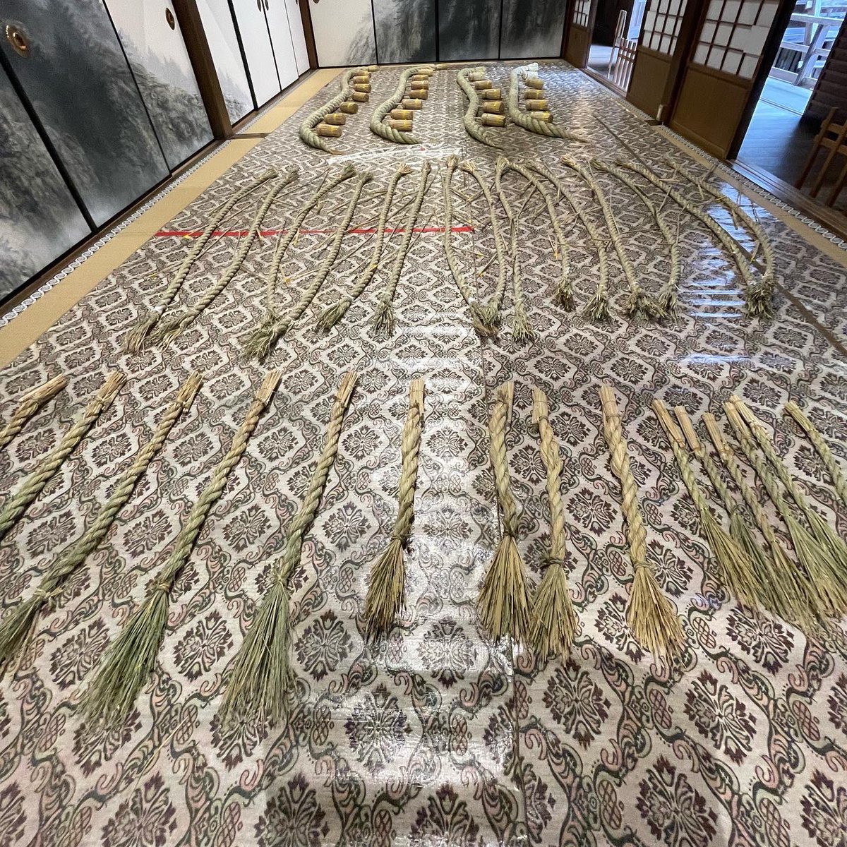 Koya_Kongobuji's tweet photo. 金剛峯寺も正月を迎える準備が着々と進んでいます。本坊では、注連縄が用意され明日飾り付けをおこないます。それらは大小含めて100を超える数となります。
今日は比較的暖かい1日ですが、週末は冬の大寒波が到来し大雪の予報です。どなた様も気をつけてお過ごしください。
https://t.co/e6nAKNC785 https://t.co/BbR7vVX3cK