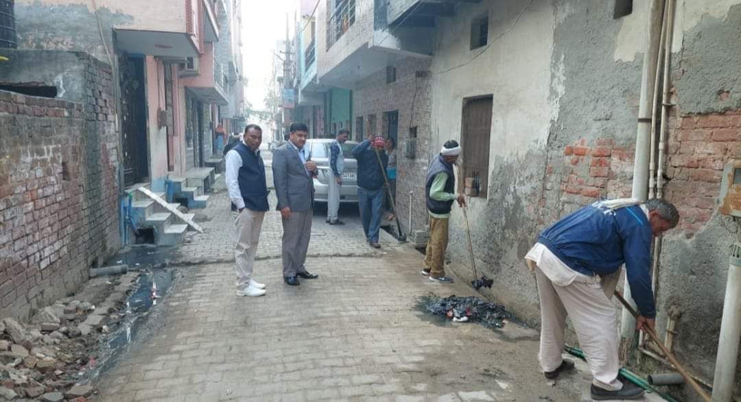MCF_Faridabad's tweet photo. 🌿🍀Sweeping garbage is being lifted  and desilting of drains in ward 38.
@SwachhBharatGov  @swachhbharatmission #ward38  @swachhbharatmissionurban @swachhsurvekshan @cleanfaridabad @smartcityfaridabad @swachhharyana Yadav Yashpal  #MyCityMyPride #GarbageFree #swachhbharaturban https://t.co/yGIprBuFuR