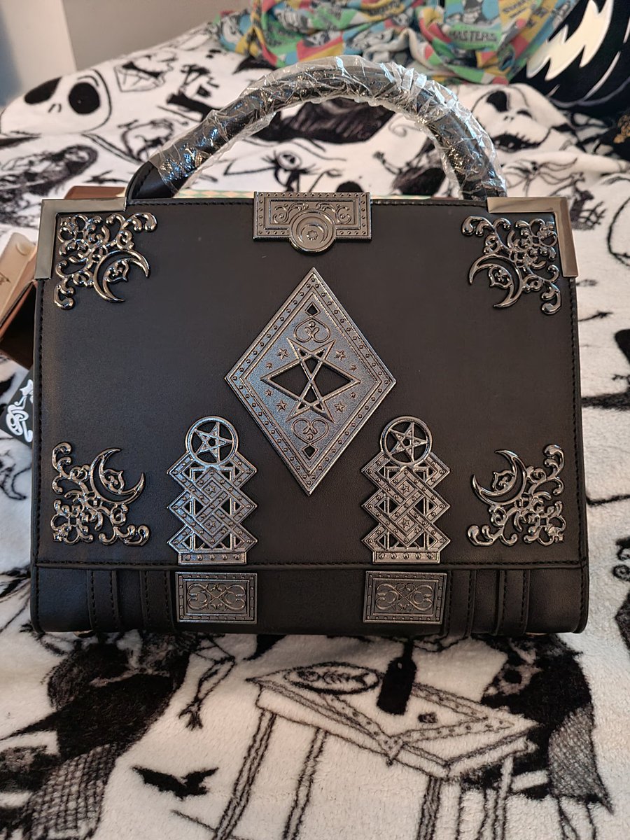 SumaronC's tweet image. Look at this beautiful gift!

The most amazing @killstar bag I have ever seen or ever owned!

I think I'm in love 🖤🖤