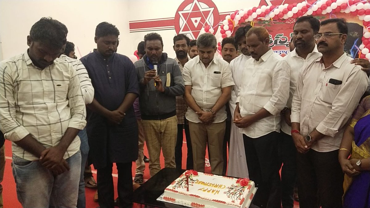 JanaSenaParty's tweet photo. మంగళగిరిలో సెమీక్రిస్మస్ వేడుకల్ని ఘనంగా నిర్వహించారు. పాస్టర్ సత్యప్రకాష్ ప్రార్థనలు చేసి ఆశీర్వాదాలు ఇచ్చారు. శ్రీ బేతపూడి విజయశేఖర్ అధ్యక్షతన శ్రీ పెదపూడి విజయ్ కుమార్, శ్రీ గాదె వెంకటేశ్వరరావు, శ్రీ చిల్లపల్లి శ్రీనివాస్, డా.పాకనాటి గౌతమ్,అమ్మిశెట్టి వాసు, సయ్యద్ పాల్గొన్నారు https://t.co/qkMei1Vlkm