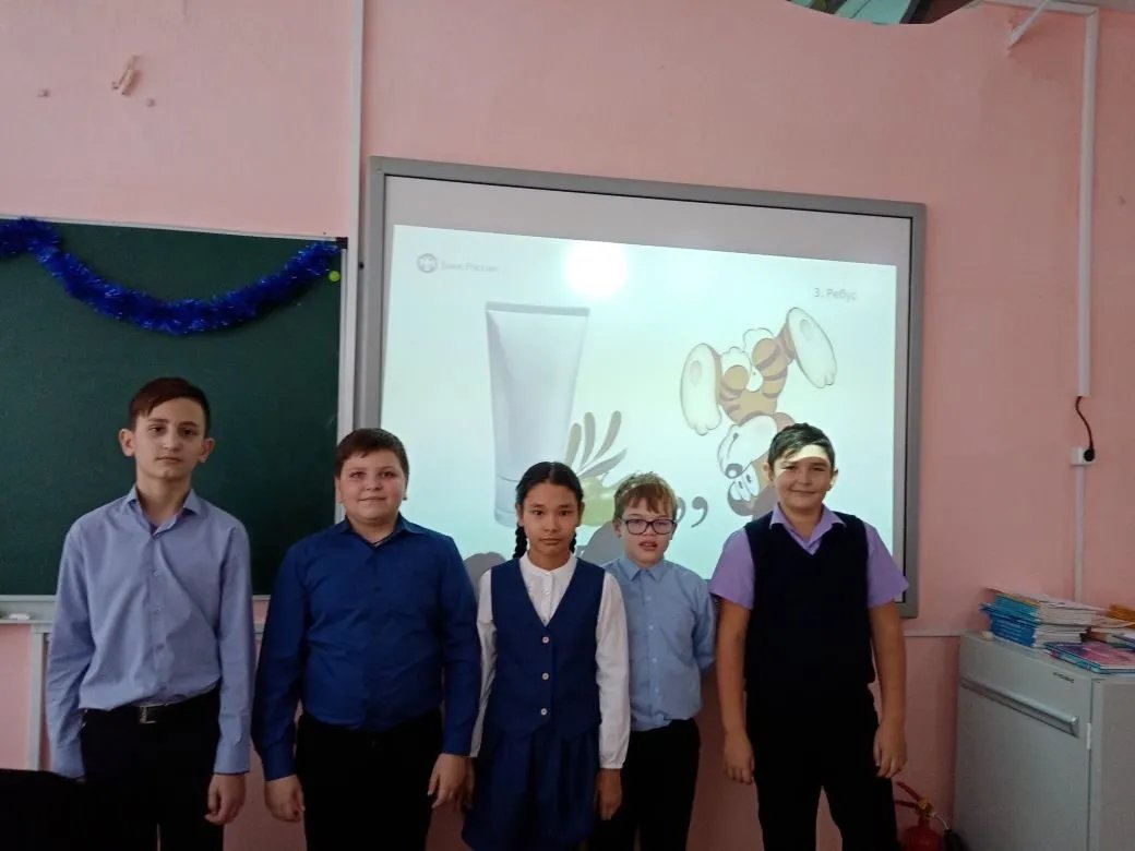 xAfkvYQ1cOlTC8N's tweet photo. Учащиеся ГБОУ СОШ №1 приняли активное участие в проекте по дистанционному распространению игрового контента по финансовой грамотности "ДОЛ-игра". Деловые игры: Финансовые ребусы, "Отчаянные домохозяки", "Личные финансы" и др. вызвали большой интерес у обучающихся. https://t.co/vaSu7dtNmk