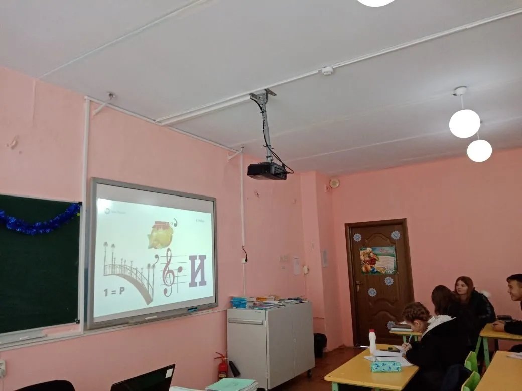 xAfkvYQ1cOlTC8N's tweet photo. Учащиеся ГБОУ СОШ №1 приняли активное участие в проекте по дистанционному распространению игрового контента по финансовой грамотности "ДОЛ-игра". Деловые игры: Финансовые ребусы, "Отчаянные домохозяки", "Личные финансы" и др. вызвали большой интерес у обучающихся. https://t.co/vaSu7dtNmk