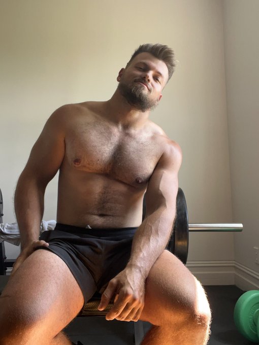 Home gym leg workout 😍 would you guys be interested in an at home workout video? 😉 https://t.co/YIap