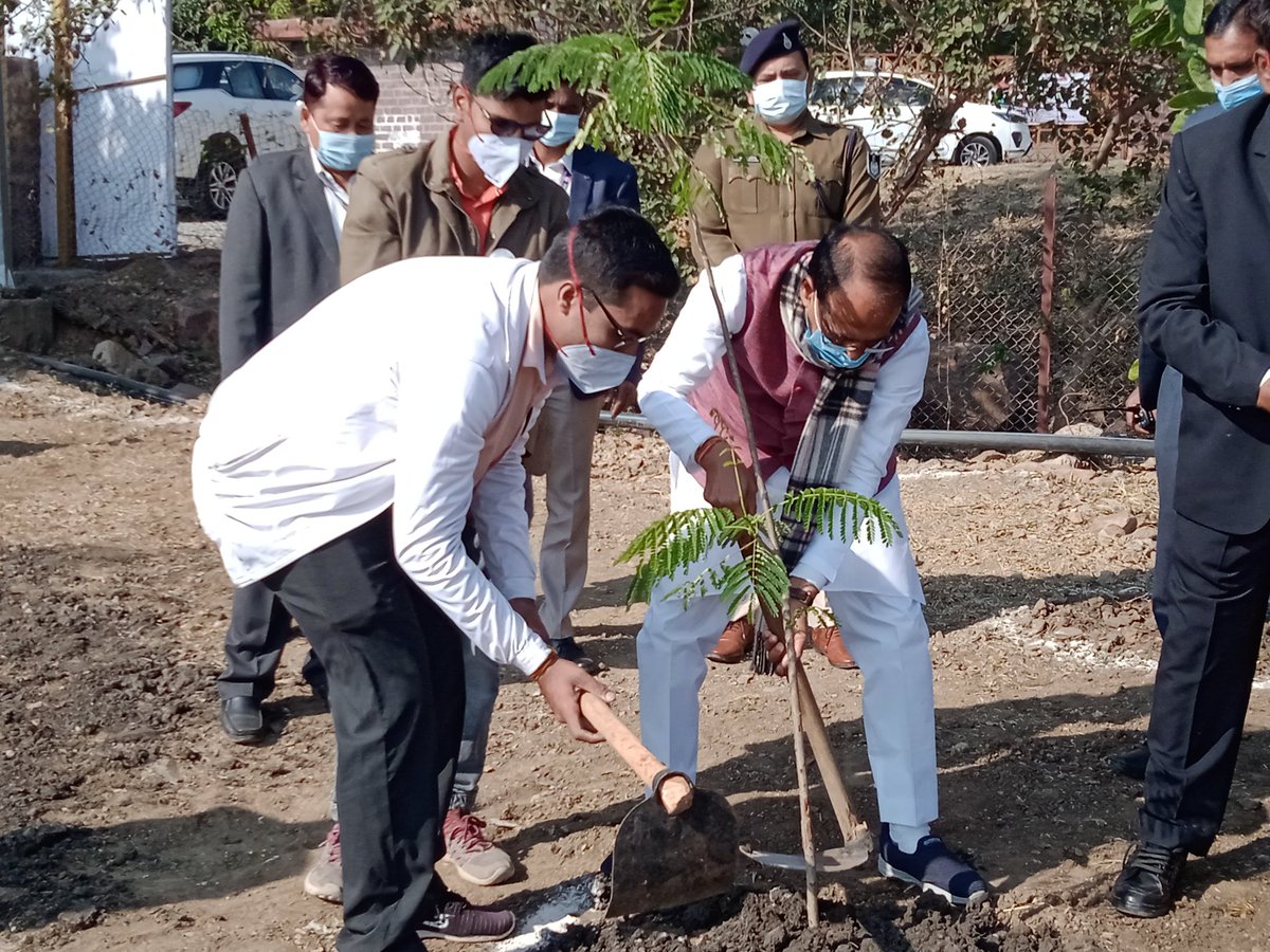 CMMadhyaPradesh's tweet photo. मुख्यमंत्री श्री @ChouhanShivraj ने आज स्मार्ट उद्यान में जीवन सार्थक फाउंडेशन के सदस्यों श्री शैलेंद्र दुबे, श्री राजेंद्र दुबे और श्री लकी नेगी के साथ गुलमोहर और करंज के पौधे लगाए। https://t.co/eCuqS7x8Qy