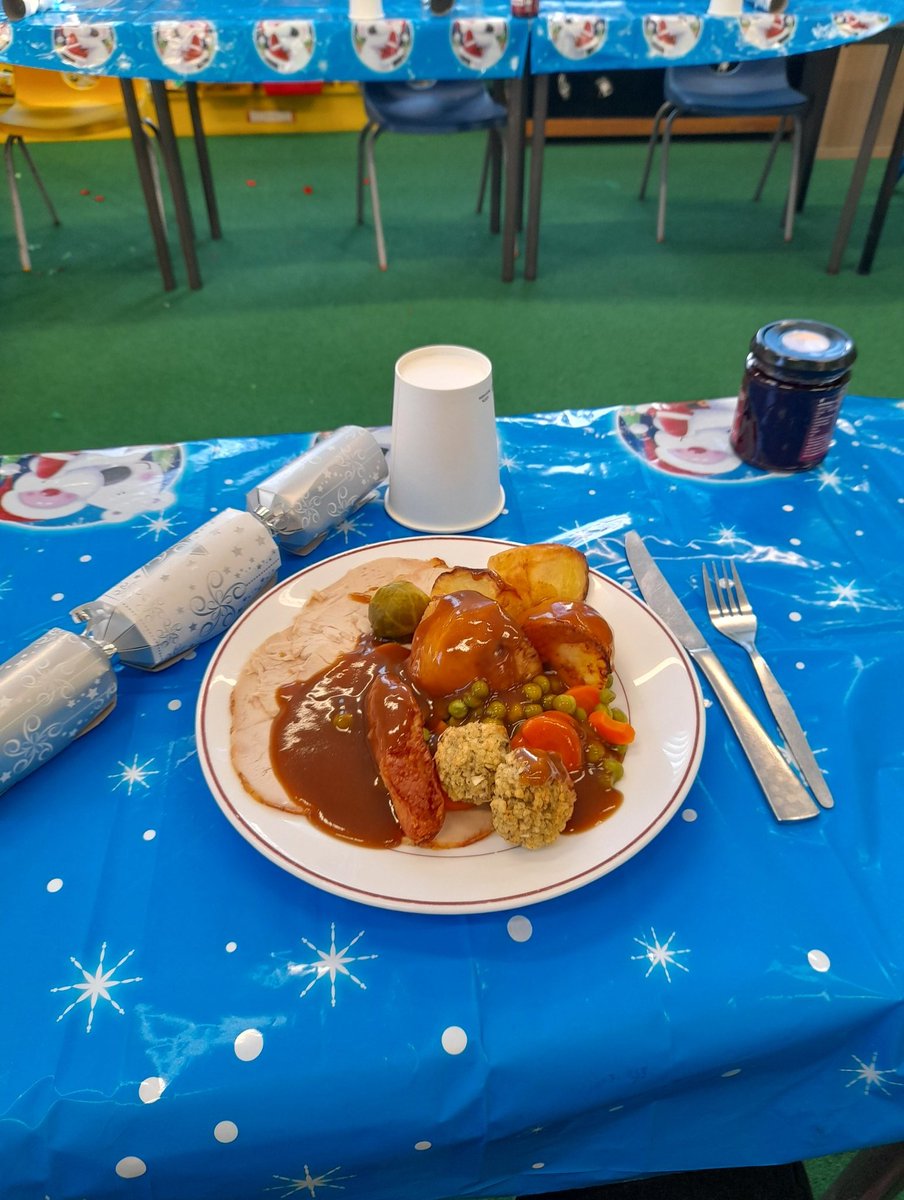 Lovely christmas dinner in school 🎄🎅