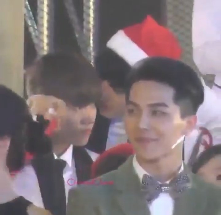 หน้ากล้อง                           หลังกล้อง