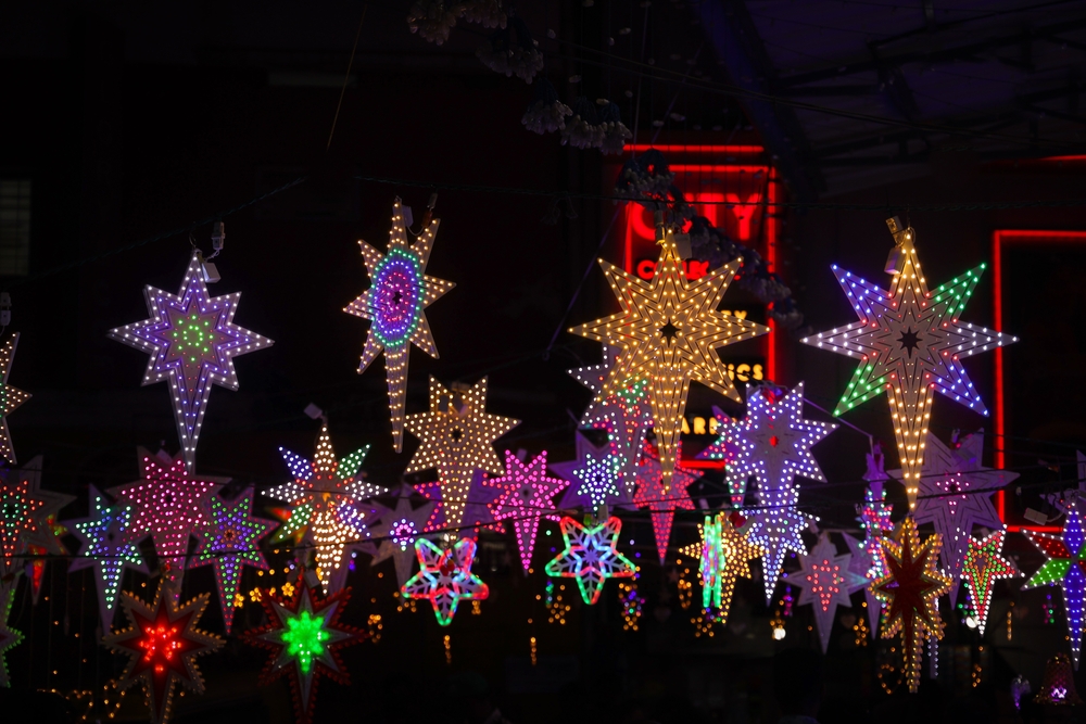 KeralaTourism's tweet photo. The stars will shine bright not just in the skies tonight as Christians celebrate the Midnight Mass on #Christmas eve. Churches and homes will be lit up with stars in myriad colours. 

#Christmas2021 #KeralaTourism https://t.co/PGFeMRmN5F