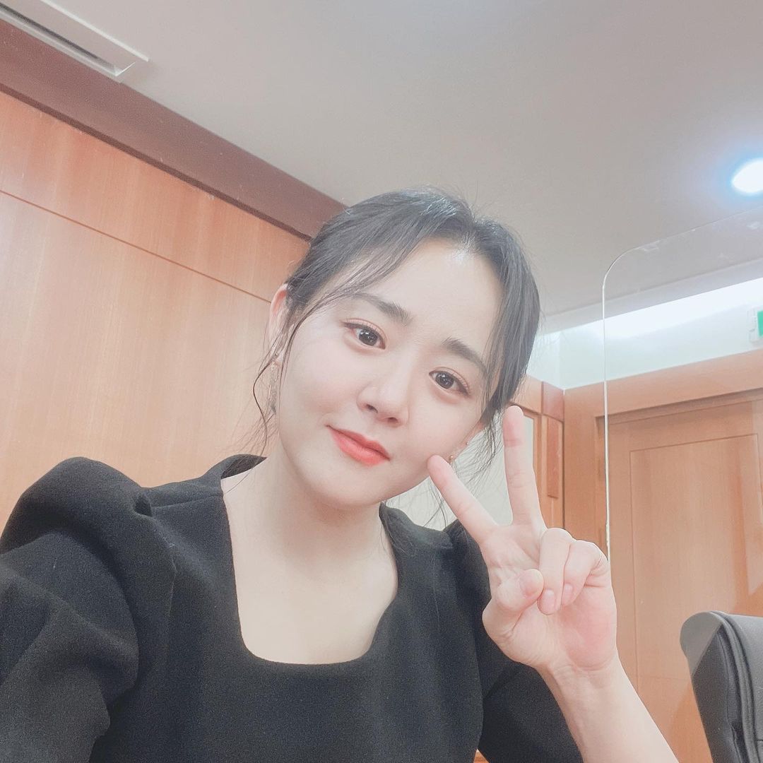MGYIFC's tweet photo. [SNS] 211224 Moon Geun Young Instagram Update

5 minutes before the press conference!! Doodoong!!

#Pitapat #MemoryPoint #TodaysBroadcast #Kkyaah😆
#Day2289💋

#MoonGeunYoung #문근영 https://t.co/JsCf0osAtF