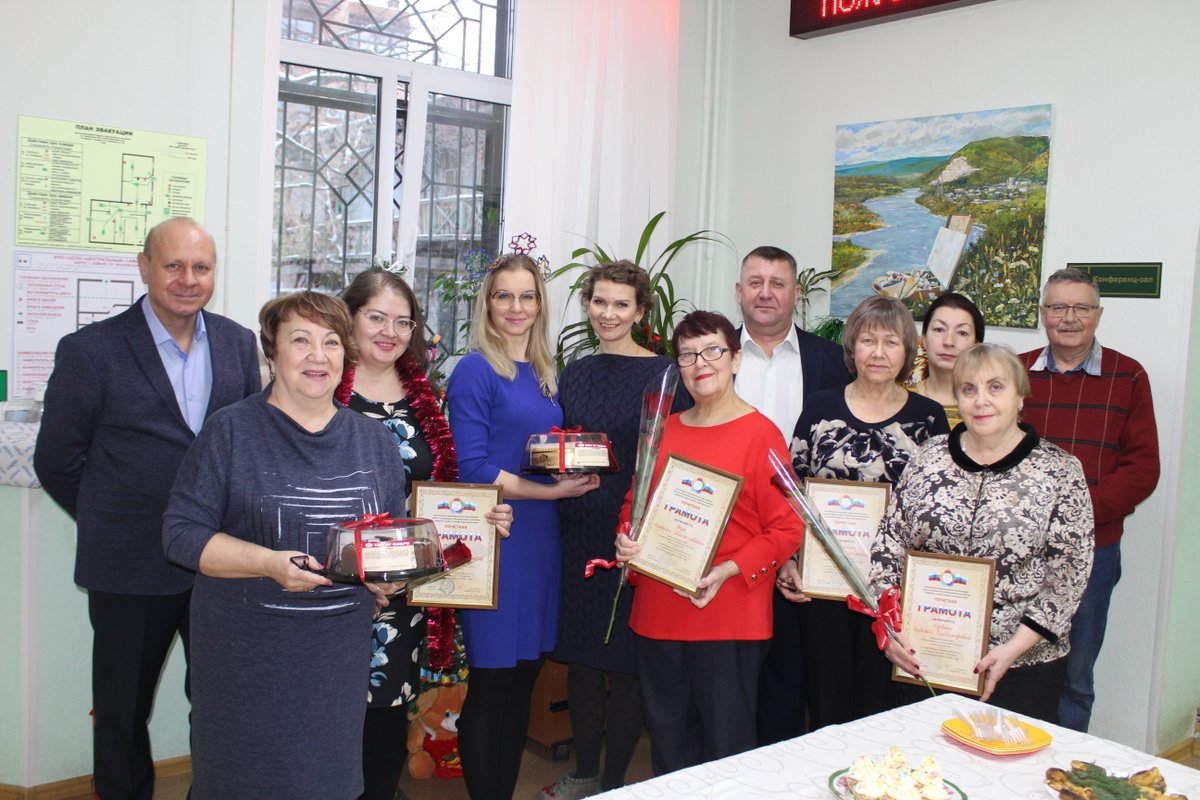 Последние дни декабря-это не только ощущение радости приближения Нового года,но и подведение итогов года уходящего.За профессионализм и высокие достижения в труде лучшие сотрудники АНО"ЦСОН"Центральный" Самарское отделение были отмечены грамотами.
