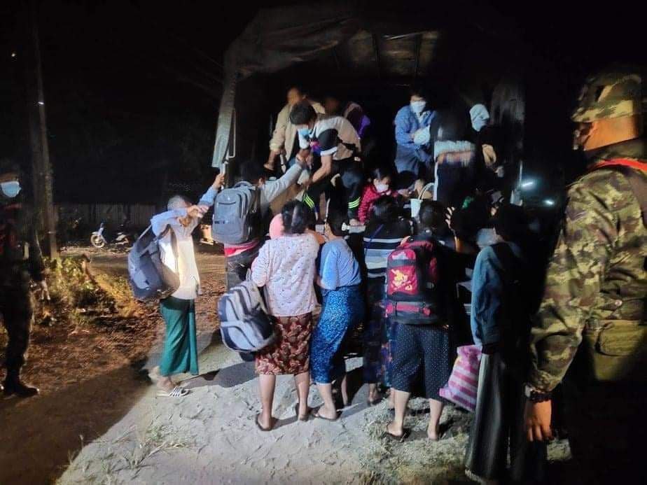 katycho22222's tweet photo. #MyanmarMilitaryTerrorists launched airstrikes on Dec 24 night in Karen's Myawaddy, Laykaykaw. 800+ people fled to the Thai side of the border overnight seeking refuge after the junta launched airstrikes.

#NoFlyZoneInMyanmar #WhatsHappeningInMyanmar https://t.co/Uddpo3uNyZ