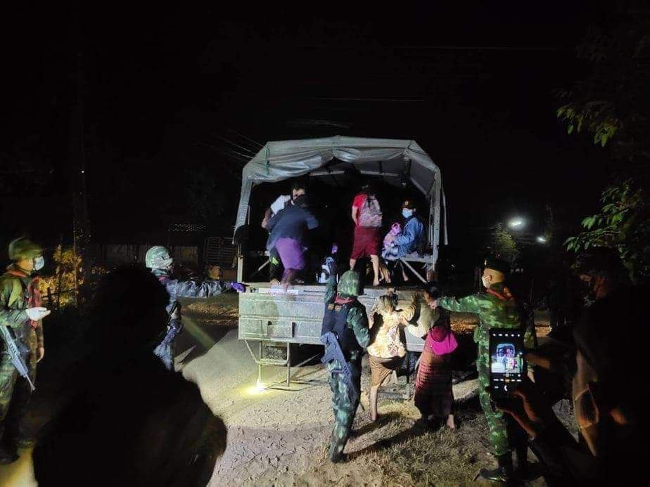 katycho22222's tweet photo. #MyanmarMilitaryTerrorists launched airstrikes on Dec 24 night in Karen's Myawaddy, Laykaykaw. 800+ people fled to the Thai side of the border overnight seeking refuge after the junta launched airstrikes.

#NoFlyZoneInMyanmar #WhatsHappeningInMyanmar https://t.co/Uddpo3uNyZ