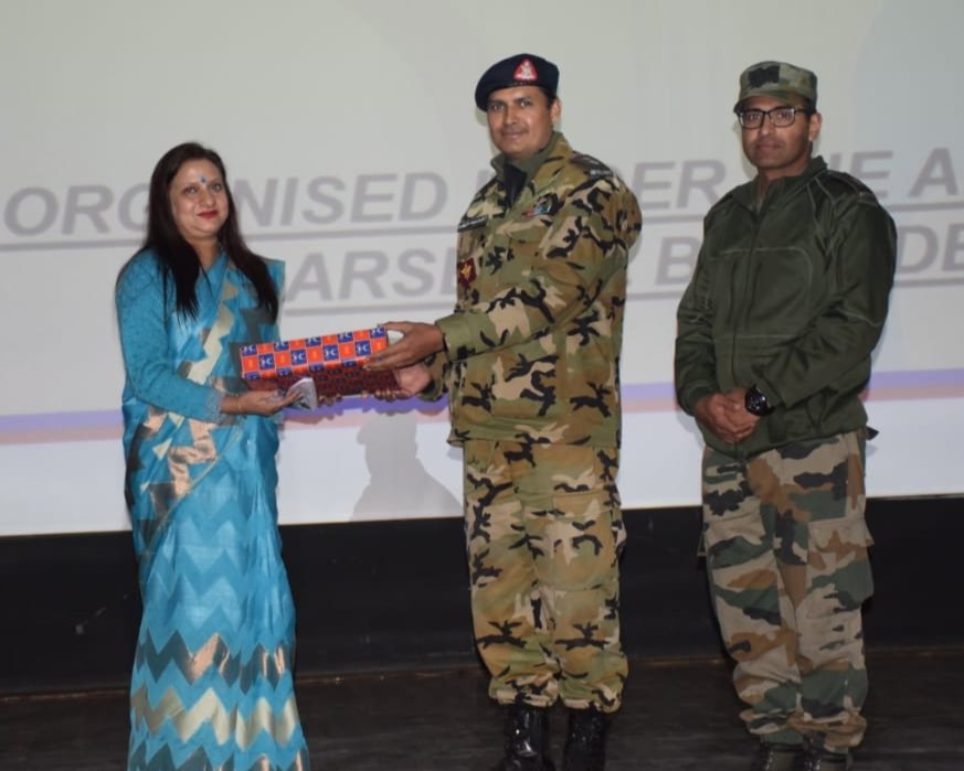 prodefencejammu's tweet image. #RisingStarCorps org
Counselling session on #NationalEducationPolicy2020 for students, teachers &amp;amp; parents at #Basoli (J&amp;amp;K). The event received an overwhelming response from local populace, especially youth &amp;amp; children.

@SpokespersonMoD
@adgpi @PIBSrinagar
@westerncomd_IA @diprjk