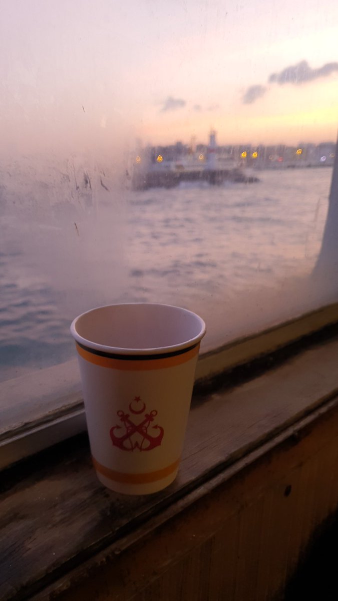 1- Yıllarca vapurda kendimce bir düzen kurup #VapurOfis diyerek çalıştım. Etikette kaç yıl olduğunu görebilirsiniz. Soranlara da denize sıfır değil denizin üstünde ofisim var dedim. Vapurda sözleşmeler imzalamışlığım da var. Bu benim geliştirdiğim bir çalışma şekliydi. Devam>