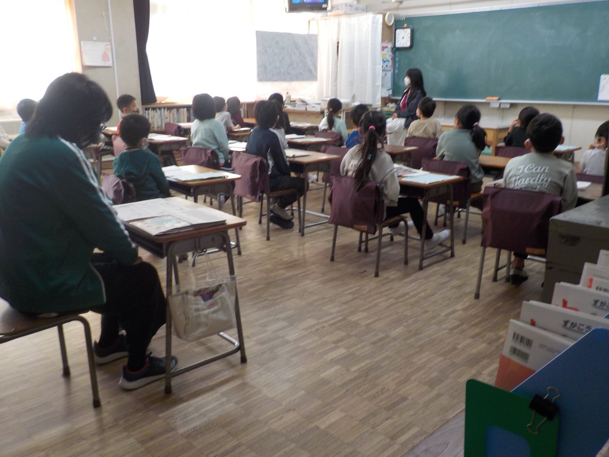 ohguno_es's tweet photo. 本日、２学期の終業式を行いました。今回は、１年生の代表児童が、２学期に頑張ったことを発表しました。大きな声で、上手に発表できました。さて、明日から冬休みに入ります。健康、安全に気を付けて過ごしてください。３学期の始業式で、元気なみなさんに会うことを楽しみにしています。 https://t.co/LvQ2tCvtBS