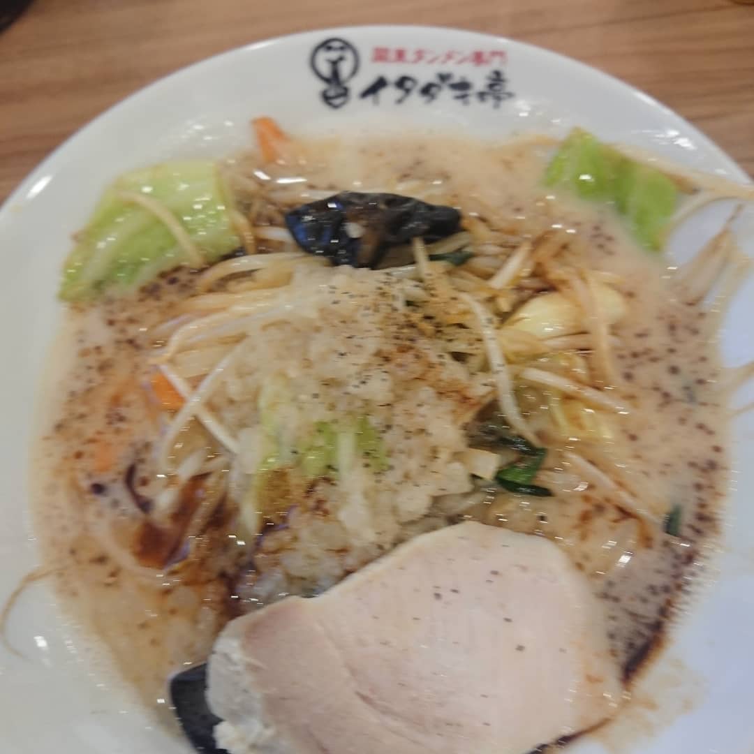 yukiy2016's tweet photo. 気に入っていたうどん屋の後に出来たタンメン屋と唐揚げ屋。
濃厚タンメン、美味しかった。
黒チャーハンとキクラゲたっぷりの炒め物は、ちょっと油が気になりました。
味噌やカレーのタンメンもあるようなので、また行ってこよう。

#イタダキ亭
#タンメン https://t.co/DyMisVsr13