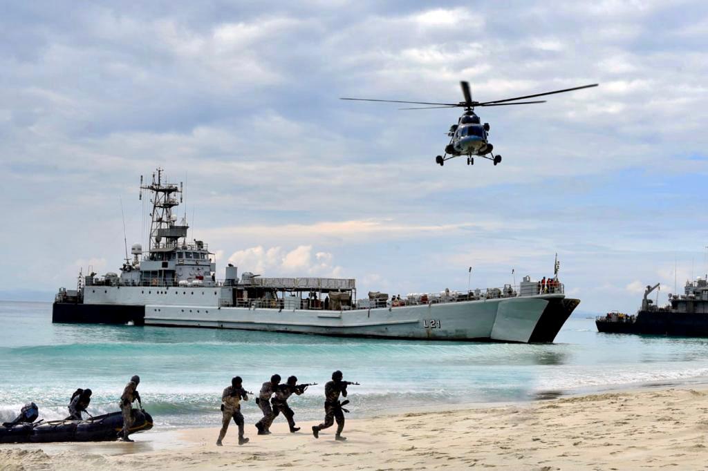 PKRoyIAF's tweet photo. Scope of flagship
combat readiness ex of #ANC been continuously enhanced over the years.
This year components of this Unified Command operated:
*In a network centric environment
*Showed enhanced integration
* Successfully conducted #BeachingOps
Compliments to CINCAN & Team ANC https://t.co/p6zK9sskvP