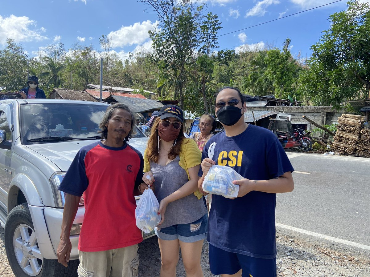 DaraWorld84's tweet image. We didn’t opt for a photo taken with them out of respect but this kuya is very happy that he told us to take a pic with him. They told us,wala pading tulong na dumadating. We are the first one to send food packs and preloved clothes.
#BangonSipalay
#SipalayNeedsHelp
#BangonNegros