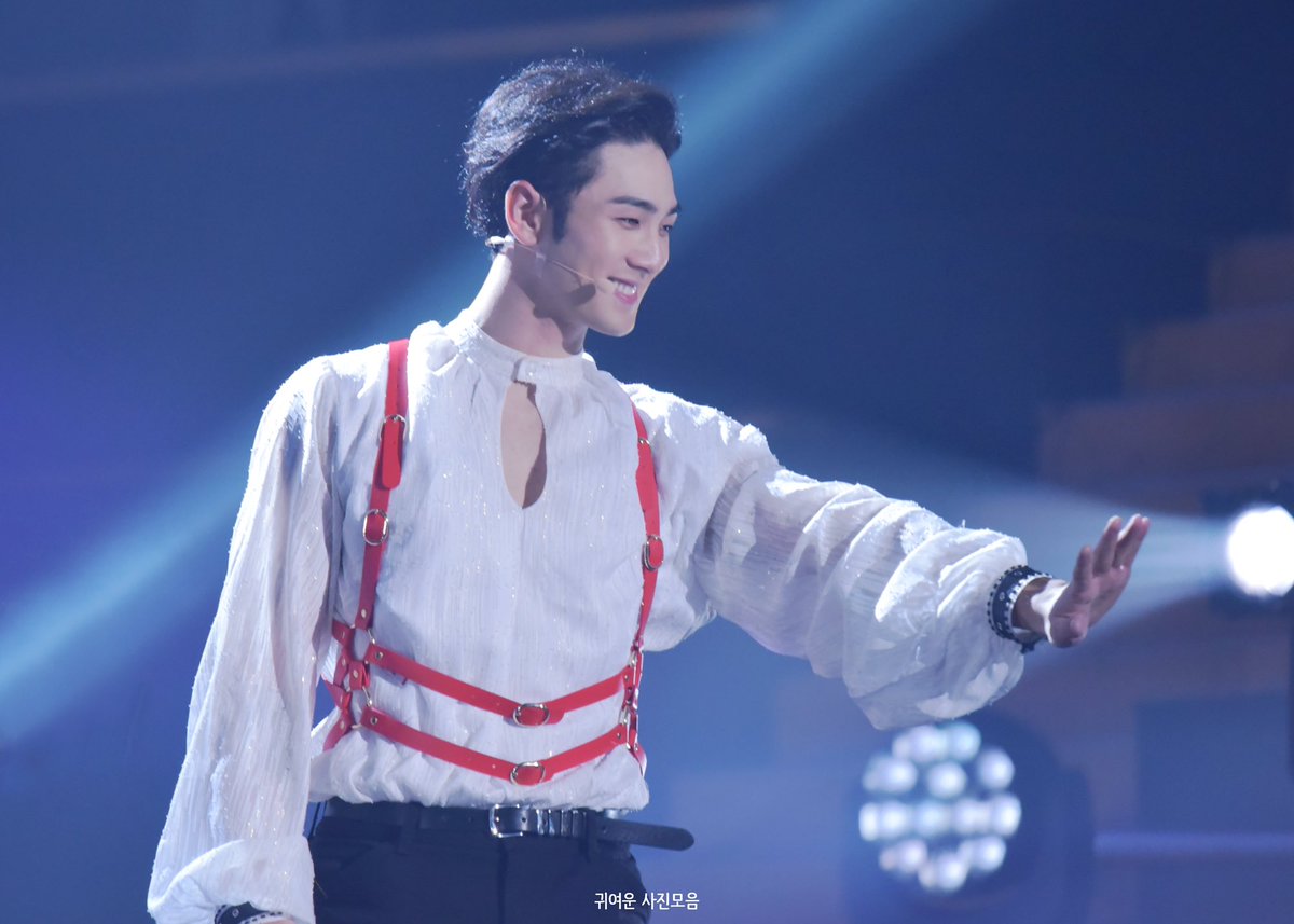 ONpoint_0315's tweet photo. 211223 알타보이즈 커튼콜 

강매튜 
하늘에서 내려온 수호천사 맞지 않나요👼

#NUEST #뉴이스트  #백호 #강동호 #BAEKHO #คังแบคโฮ #白虎 https://t.co/TCtdwvmqob