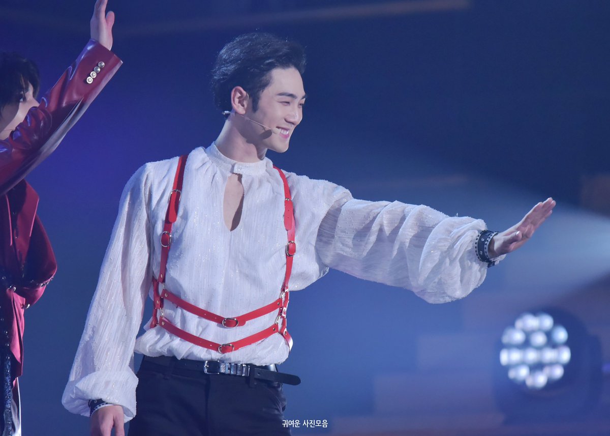 ONpoint_0315's tweet photo. 211223 알타보이즈 커튼콜 

강매튜 
하늘에서 내려온 수호천사 맞지 않나요👼

#NUEST #뉴이스트  #백호 #강동호 #BAEKHO #คังแบคโฮ #白虎 https://t.co/TCtdwvmqob