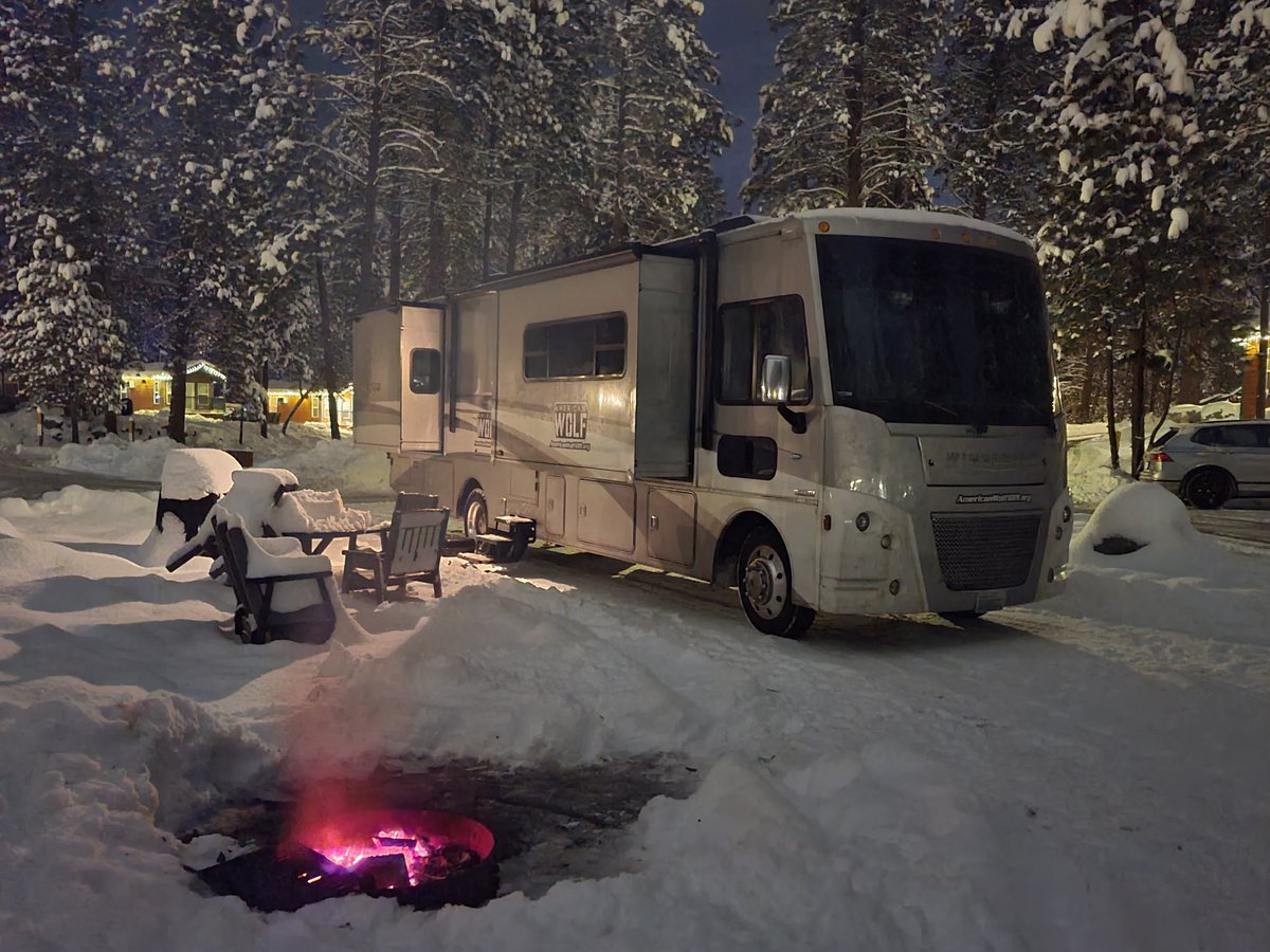 Americanwolf689's tweet photo. @KatieDaviscourt Fire, family, fun. Merry Christmas! https://t.co/FifjV9Butq