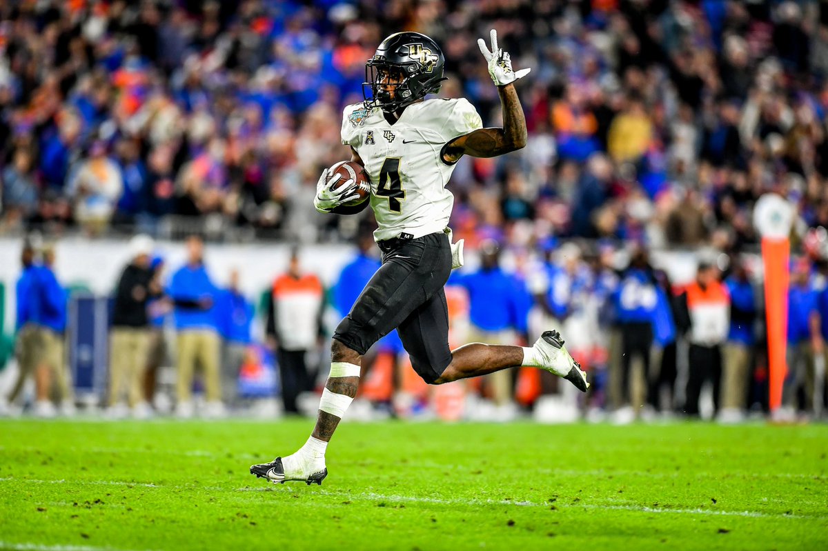 CoachGusMalzahn's tweet photo. BOOM!! What a win in front of Knight Nation!

Blessed to lead these men!! The foundation has been laid. #ChargeOn https://t.co/2j67F4sMsU
