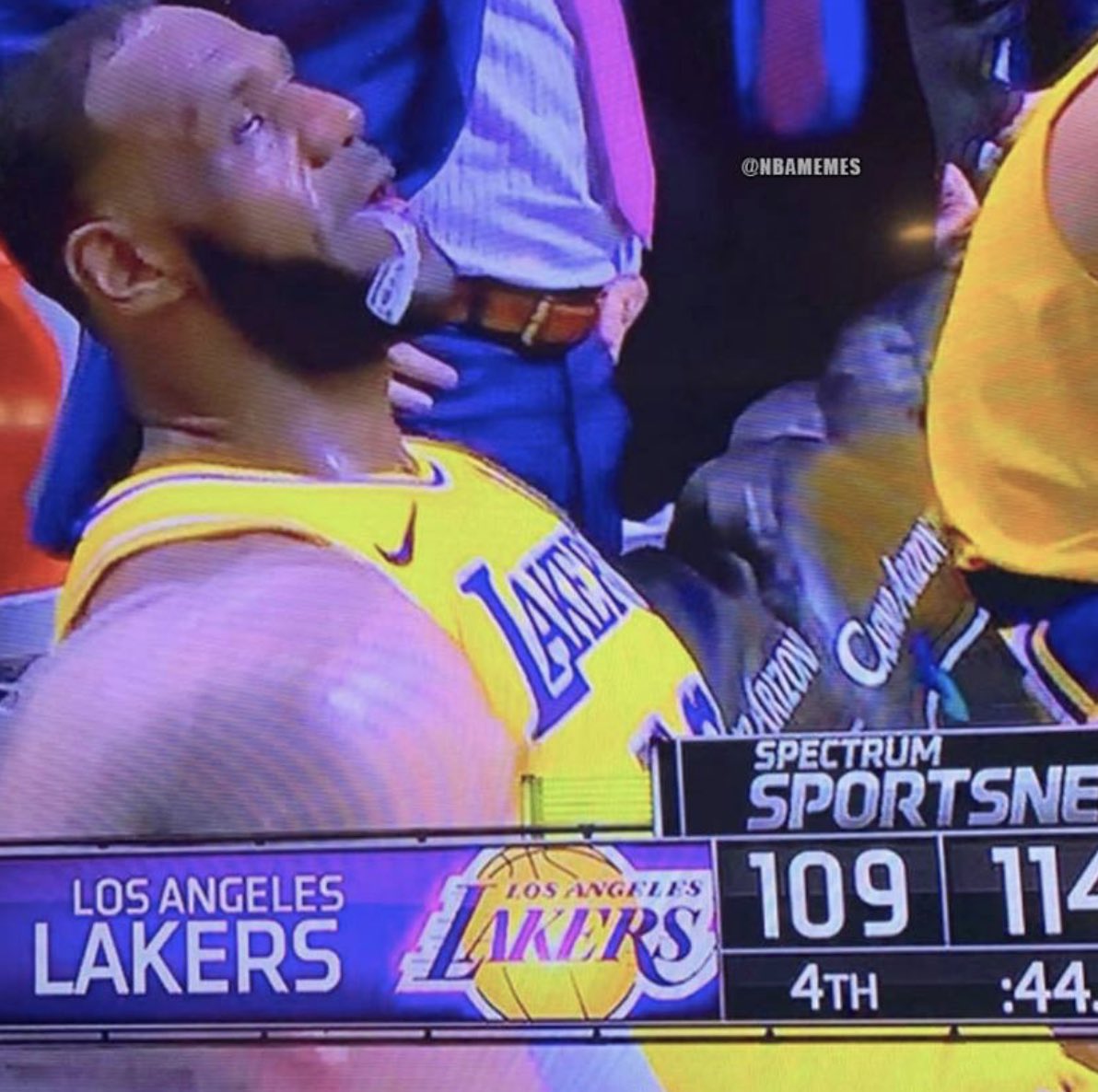 JustEsBaraheni's tweet photo. LeBron gotta be both of these right about now lol https://t.co/kbF1qzKdpX