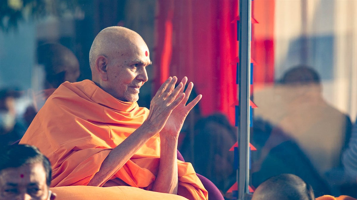 BAPS's tweet photo. HH Mahant Swami Maharaj's Vicharan: 23 December 2021, Atladara (Vadodara), India https://t.co/4cDOlx7ny3 https://t.co/mZMmMbdxQG