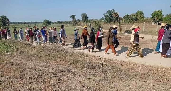 b3rry_y's tweet photo. Local people marched in Yinmarpin &amp;  Sarlingyi and continued protest against the military dictatorship today.

#Australia_StopEngagingWithTerrorists
#Dec24Coup #NoFlyZoneInMyanmar
#WhatsHappeningInMyanmar https://t.co/w5F7s5dpqJ