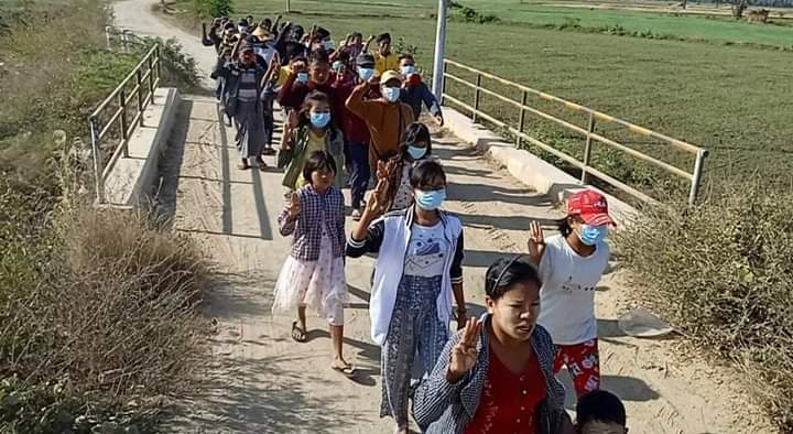 b3rry_y's tweet photo. Local people marched in Yinmarpin &amp;  Sarlingyi and continued protest against the military dictatorship today.

#Australia_StopEngagingWithTerrorists
#Dec24Coup #NoFlyZoneInMyanmar
#WhatsHappeningInMyanmar https://t.co/w5F7s5dpqJ