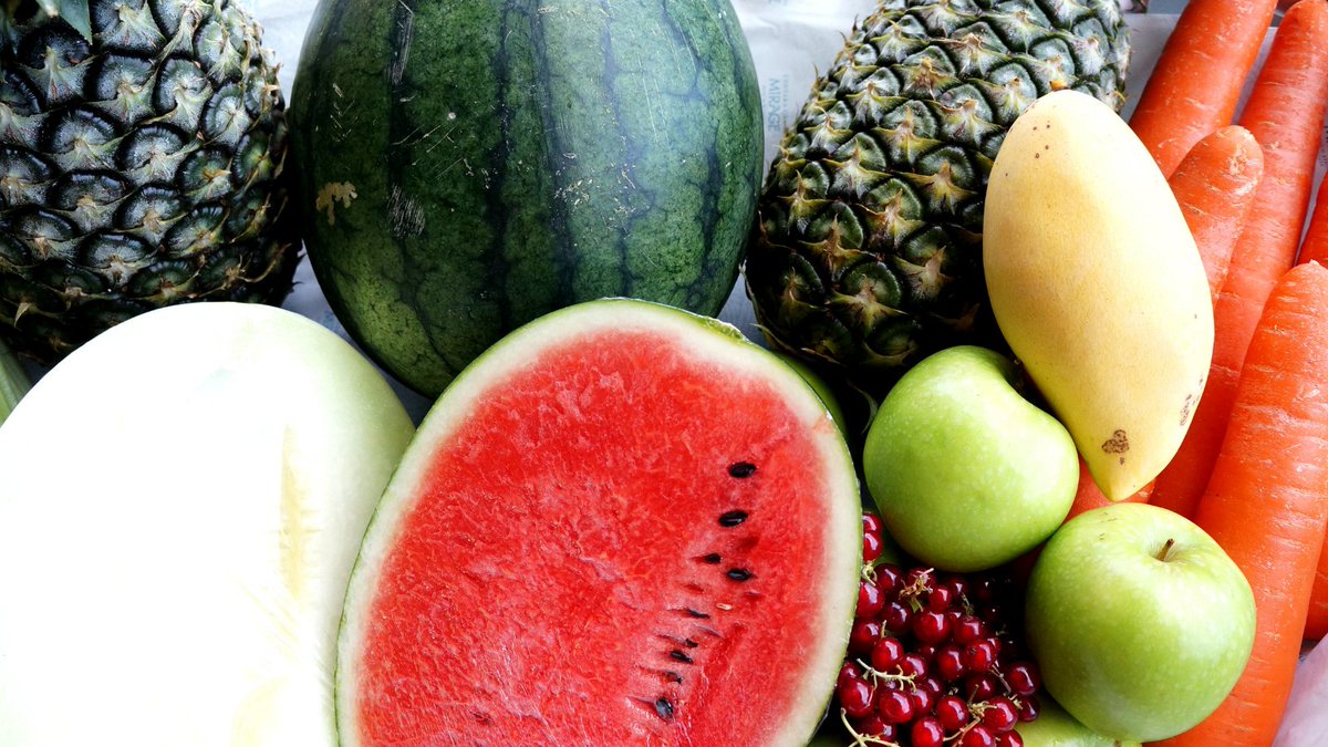 AntherWellness's tweet photo. Local, seasonal fruits and vegetables taste better, but they're also better for you too. Here are the top five reasons why eating local and in-season are good for your health: https://t.co/Itposux9CD

#antherwellness #eatyourgreens #healthyeats https://t.co/vkrr7MH4Yb