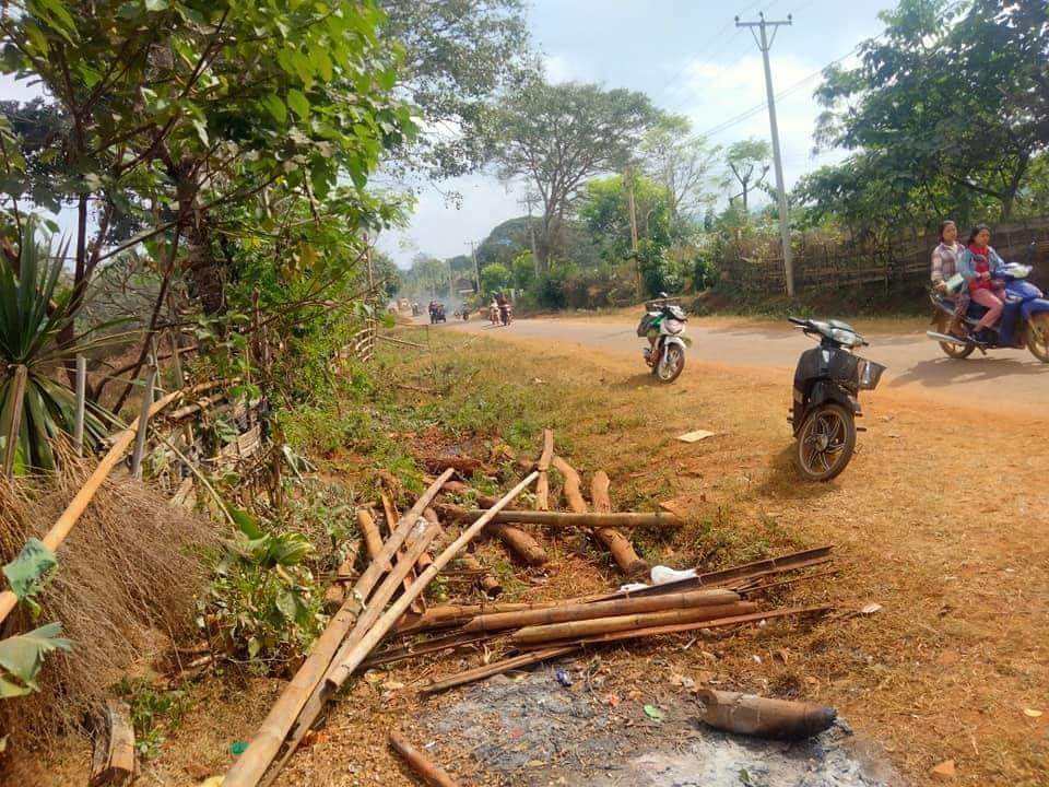 RvlBurma2's tweet photo. Residents in the western part of #Phruso nearby village were fleeing when villagers heard gunfire as junta troops approached the village 11:30 a.m. today (December 24).Details of the situation are not yet known.

#WhatsHappeningInMyanmar https://t.co/x9PfDHboiD