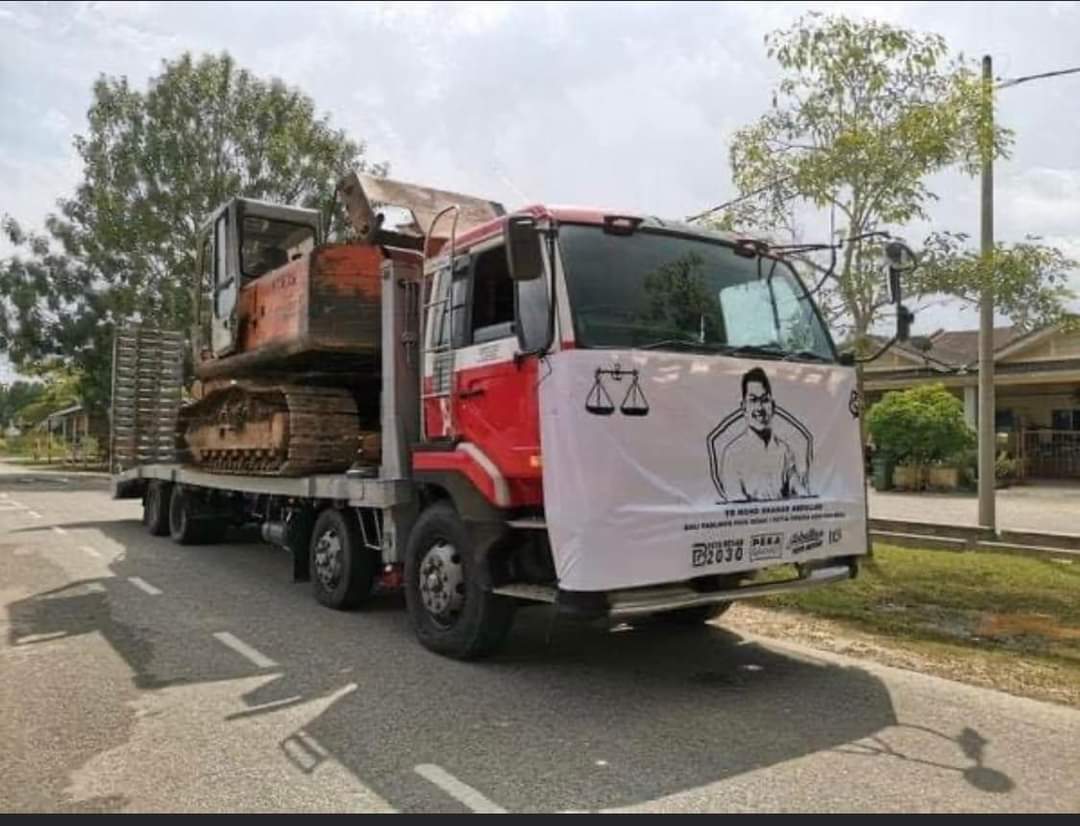 KlutzyKucing's tweet photo. Si Sahar merangkap Tim Menteri Kewangan buat kerja pandir mcm ni pulok. Bubuh muka dia kat depan lori bawak excavator 

Apa pathetic sangat diorg ni eh? Menyampah tauuu! https://t.co/GsgTAX9L30