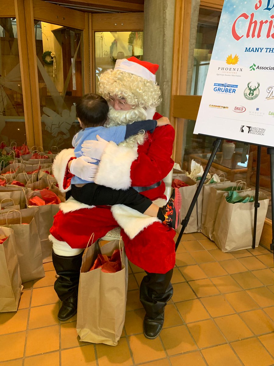 erikk292mke's tweet photo. @kimmythepooh @NBCAsianAmerica It's been an honor to play #AsianSanta through @MKEKitchenCab #3DaysOfChristmas in #Milwaukee.
https://t.co/GpO1bR59Rt https://t.co/23G5oLOAKR