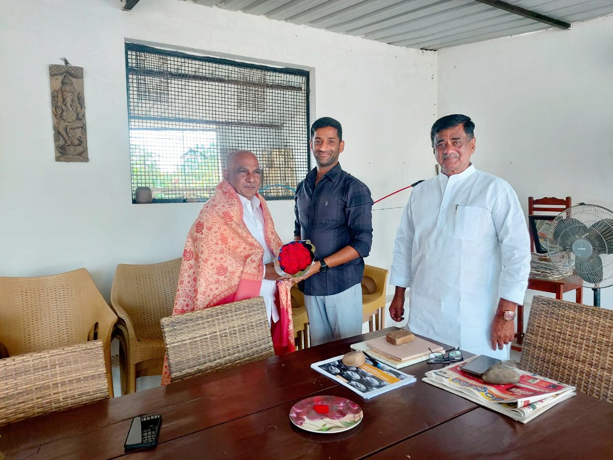 MadathaGoud's tweet photo. ఎమ్మెల్సీ 
శ్రీ #తక్కెళ్లపల్లి_రవీందర్_రావు గారిని మర్యాద పూర్వకంగా కలిసి శుభాకాంక్షలు తెలియజేసిన 
తెరాస రాష్ట్ర ప్రధాన కార్యదర్శి 
నూకల నరేష్ రెడ్డి గారు పురుషోత్తమాయ గూడెం గ్రామ సర్పంచ్ నూకల అభినవ్ రెడ్డి గారు https://t.co/mUSuagOIZc