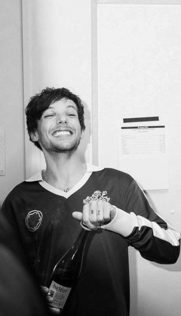 happy birthday, Louis! hope you have a great birthday today, hope you always healthy and happy yeah, love you forever ever ever! 🎉♥️