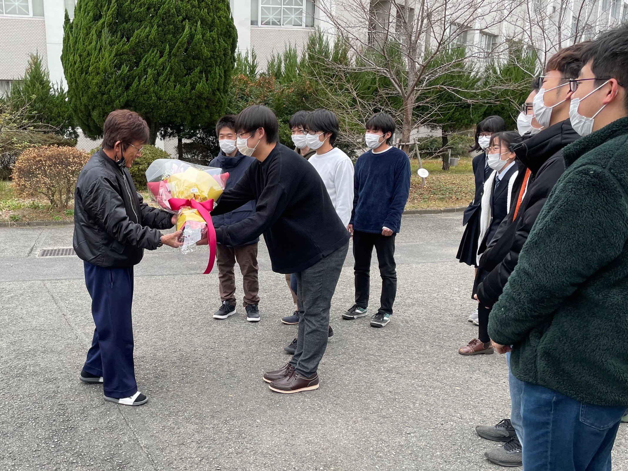 熊本高専八代ロボコン部 本日 バス運転手の方が退職されるとのことで 部員で挨拶をしに行きました 大会の送迎から愚痴から関係者との調整まで何でもしてくれるやさしいおっちゃんでした 新天地でも頑張ってください T Co Qrywqdw5an