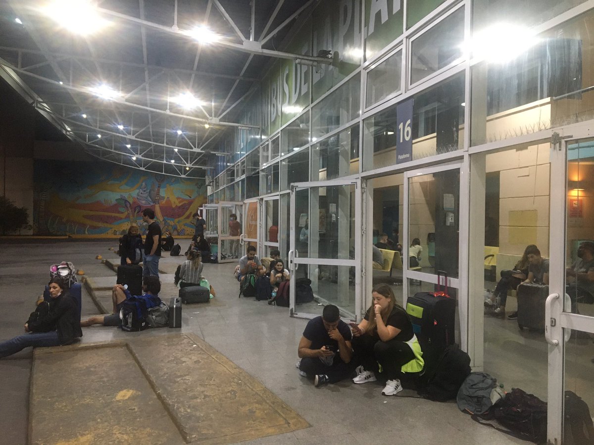 2262Noticias's tweet photo. #Ahora #LaPlata📍⭕️ Más de 70 personas varadas en La Plata con destino a #Necochea. Los pasajeros corresponden a la empresa Platabus y tenían como horario de salida 00:30 y 00:35 horas. https://t.co/rinKs9k6FB