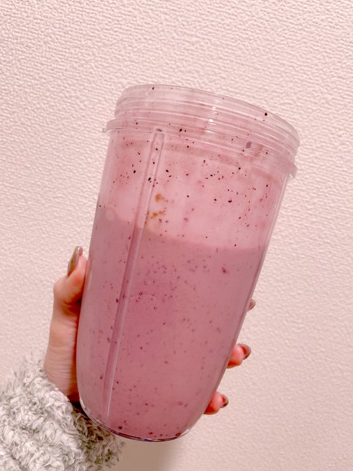 プロテイン入りスムージーを飲む。 腹ぱんぱんなるやーつー🤣 https://t.co/xngdHqrV2w