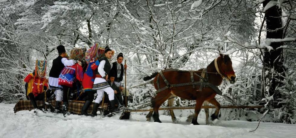 EuropeGenesys's tweet photo. Odată terminat acest #ritual, imediat după #răsăritulsoarelui, #ceata se reunește la intrarea în #sat și pornește colindul pe la toate casele.
♰ https://t.co/tWr9mWdsR1 #Pițărăii din #ValeaJIULUI https://t.co/rTIUMveADo