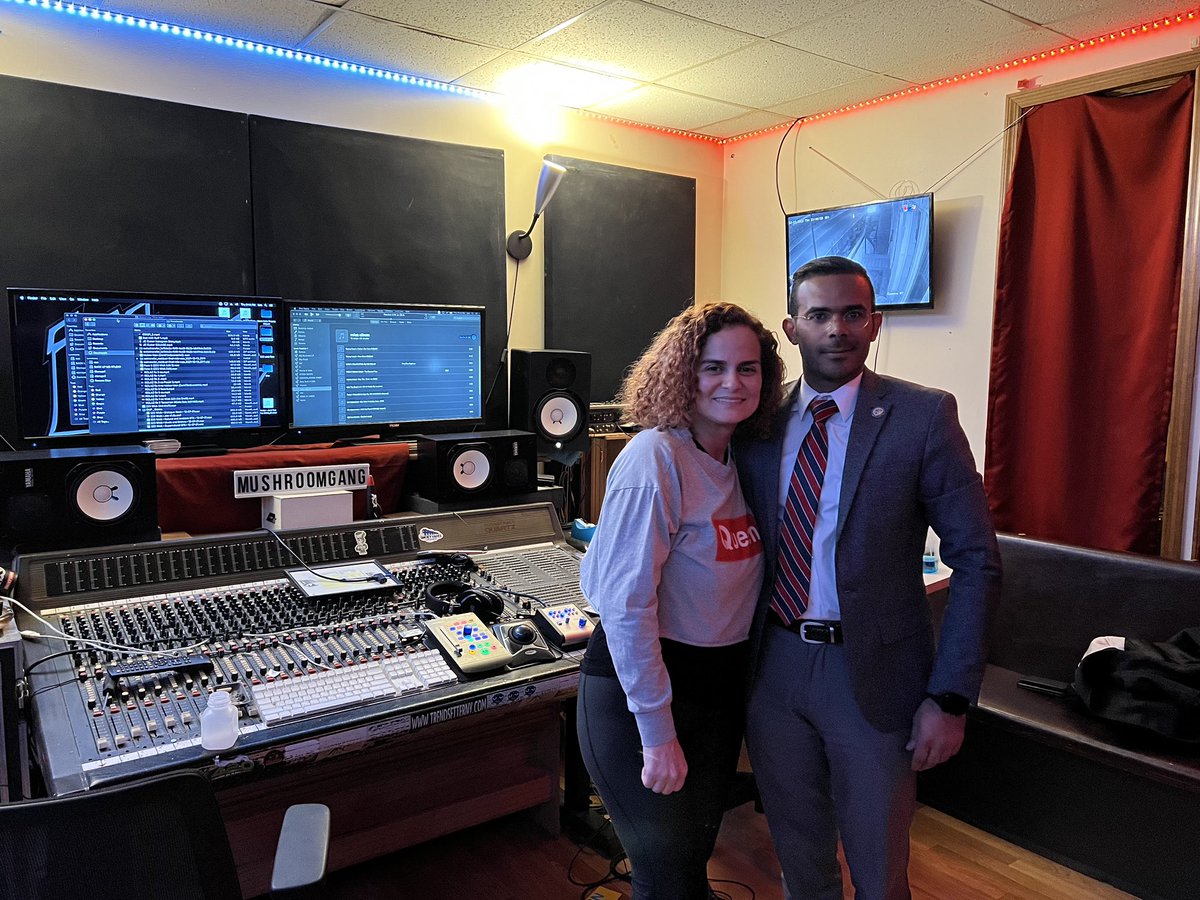 FloresReverend's tweet photo. Doy gracias a Dios por el honor de asistir al estudio de Rita Duran y su esposo Kenny Lloyd dónde puede sentir al máximo la expresión del arte que el señor le a regalado. Dios nos brinda oportunidades todos los días, solo debemos aceptarlas y seguirlas. #musica #producción https://t.co/krMQoZed5p