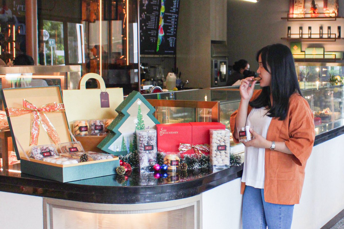 Keep calm and choose your favorite hampers’ package from us! ✨

Starting from IDR 288,000nett , our homemade cookies are ready to delight your holy Christmas 🎄✨

Call 📞 +6221 2993 2889 to place your order!