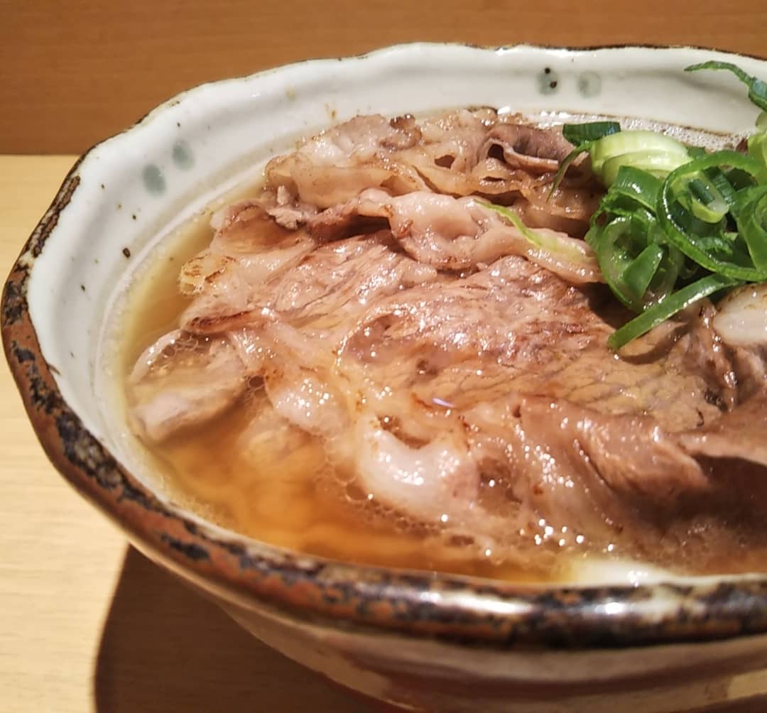santaku_udon's tweet photo. さんたくのクリスマスは、今年もロースを使って…
「さんたく！ロースの肉うどん🎅」
イブの夜もうどんという方、是非お待ちしています^_^数量限定で無くなり次第終了します。

#さんたくからのクリスマスプレゼント 　#いいお肉　#ロース
#今週はこんな一杯 https://t.co/k4tmKyxn4v