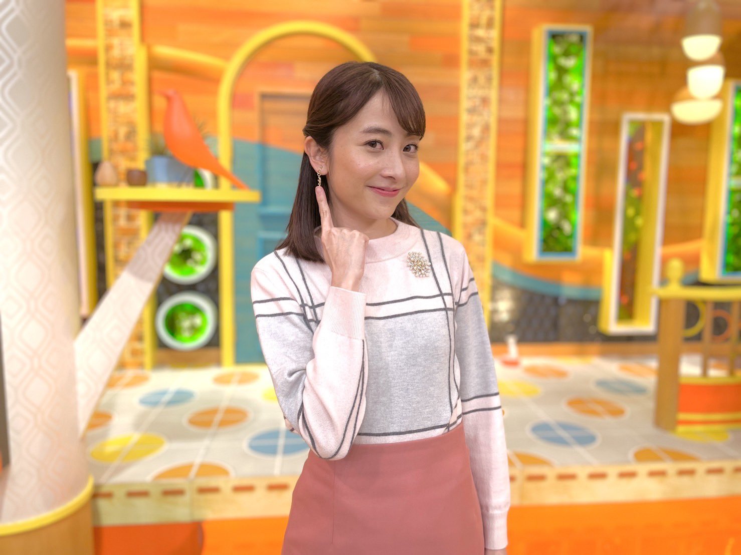 Tbsテレビ ひるおび 本日の日比アナのコーディネートはこちら 雪のブローチとイヤリング 冬にぴったりのアクセサリーですね みなさん素敵なクリスマスイブを楽しんでください 今週もひるおびをご覧いただき ありがとうございました