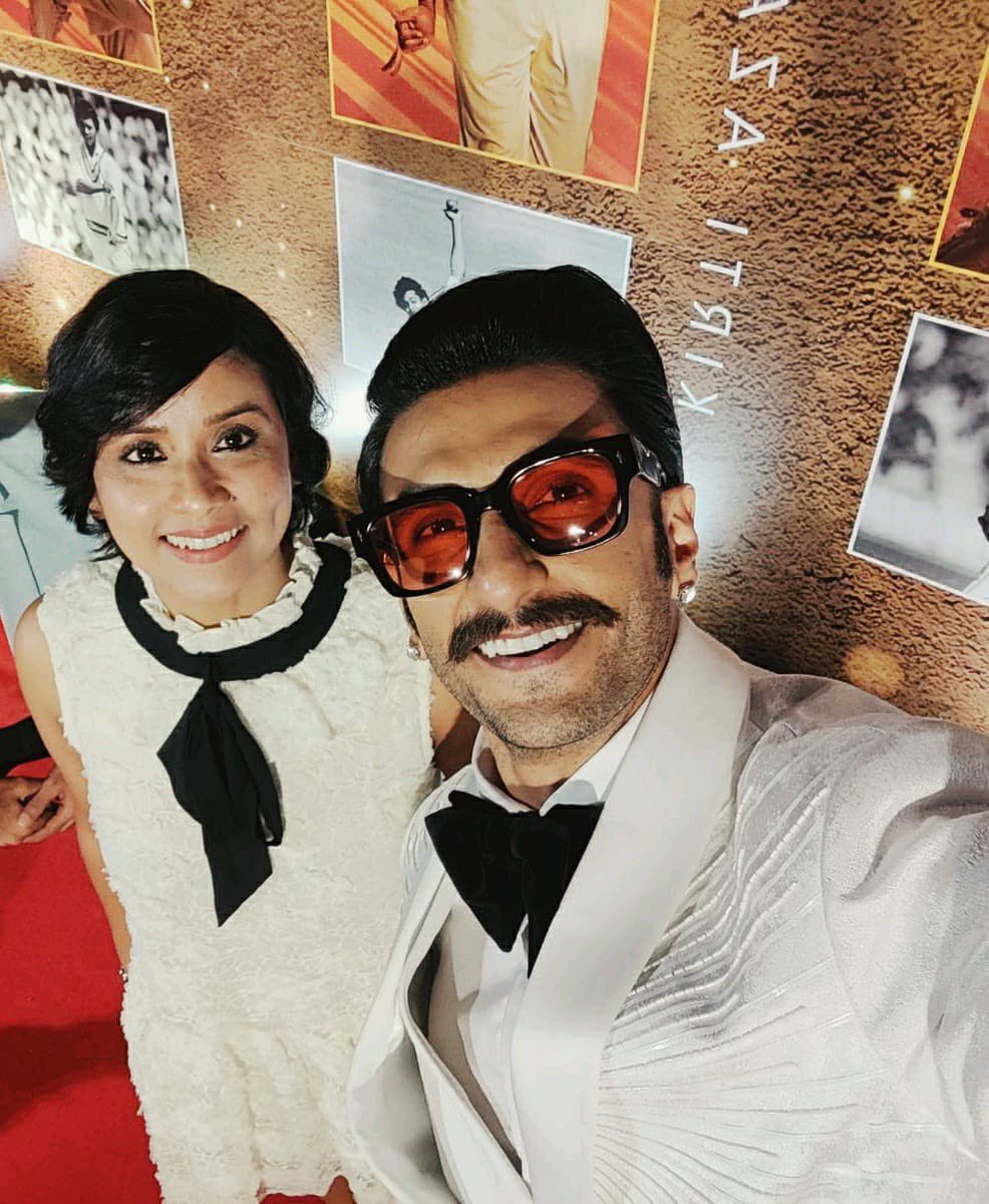 urmilamahanta's tweet photo. I wish all the luck in the world !! Congratulations for your big #Bollywood debut my dear @r_badree @83thefilm #83TheFilm #83TheMovie #grandpremiere #Reliance #Entertainment #withthelegend #KapilDev #Ranveer #Ranveer https://t.co/y3J7Xz7VJj