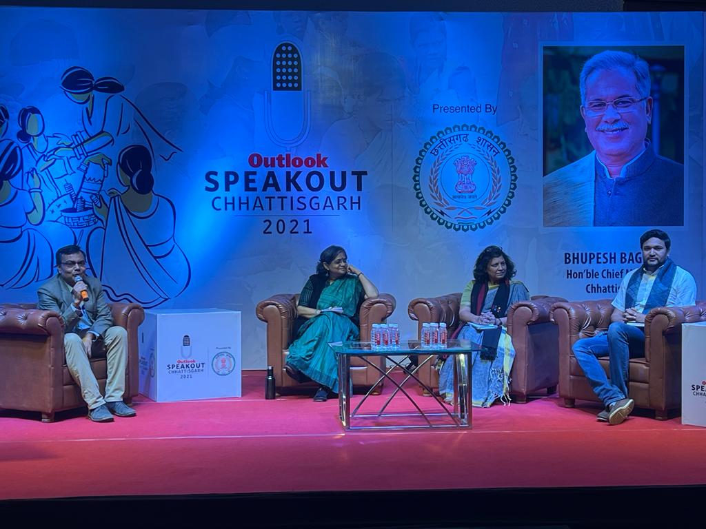 Outlookindia's tweet photo. #SpeakoutChhattisgarh Summit | #Tribal Welfare Commissioner @shammiabidi, @ranubhogal, @namitadurg, #Oxfam Chhattisgarh regional head @anandshukla200 lead the discussion on ‘Forest Right, Biodiversity and Nutritional Security: Foundation of Women Leadership’ 

@ChhattisgarhCMO https://t.co/4XRB7VU9VU