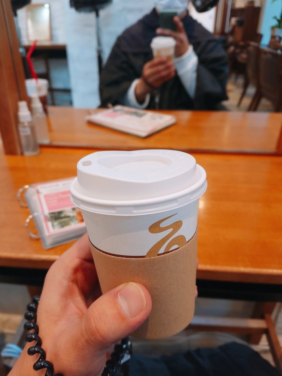 side3_dai's tweet photo. 幼馴染みの美容室で梅昆布茶ナウ。
ここは梅昆布茶が美味しいお店です。オニオンスープも美味しい、もう髪切らずにスープ売ってても良い。冬にホット一息・・・joemi
#梅昆布茶
#joemi https://t.co/InMkECnMHP